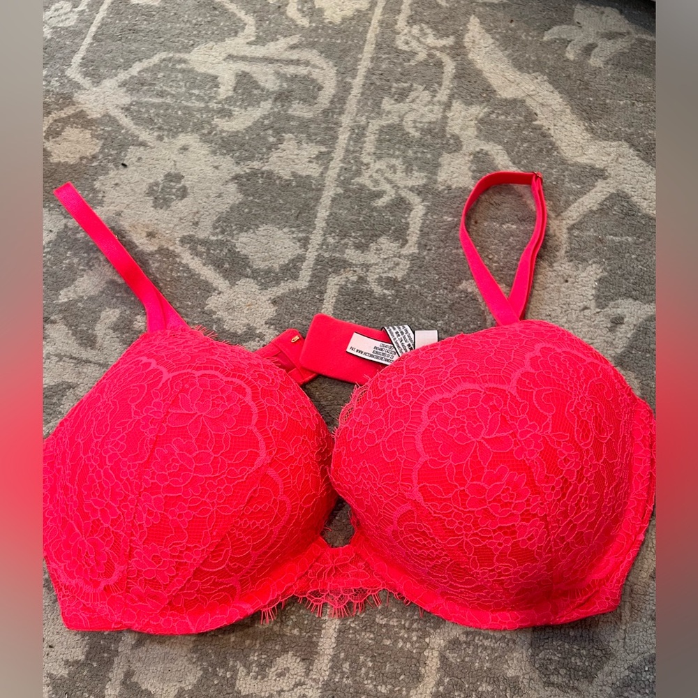 Victoria’s Secrets sexy lace bra